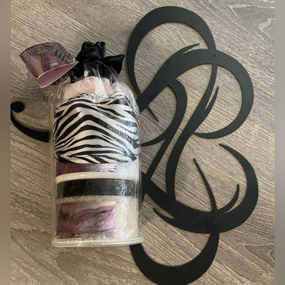 Wild Vanilla Sugar Bath & Body Gift Set | Bath Salts Lotion Eye Mask Loofah - Picture 2 of 2